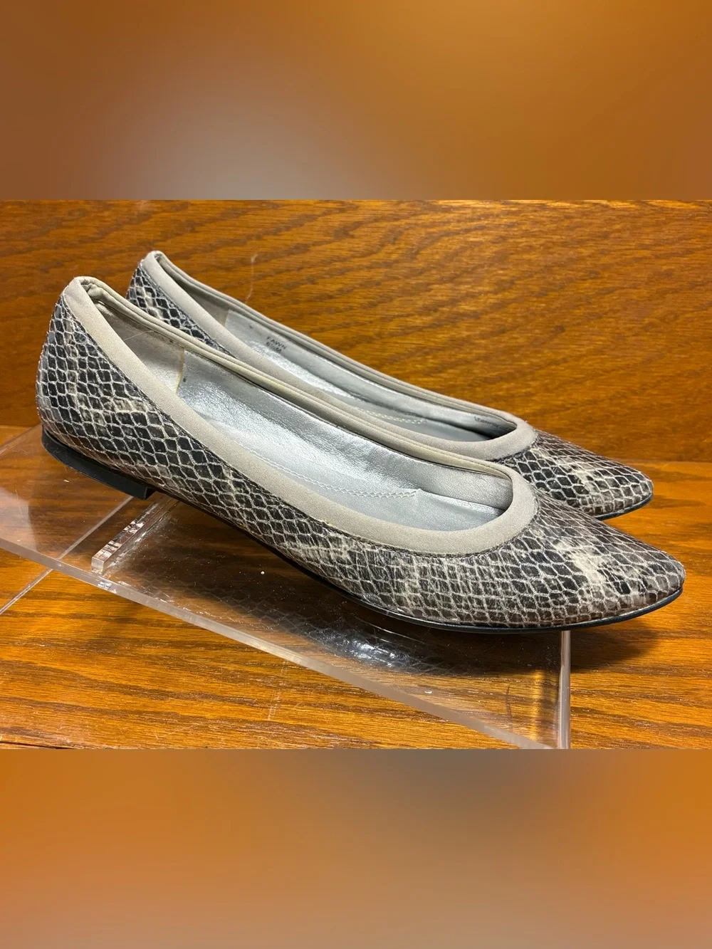 Ellen Tracy Snakeskin Leather Pointed Toe Flats Gray Size 6.5